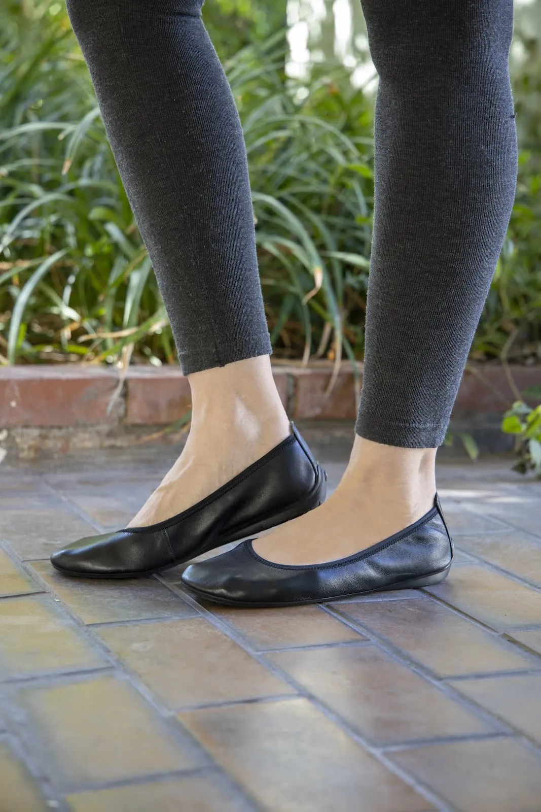 Women's Black Leather Grounding Ballet Flat